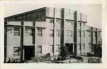Imagem da primeira fábrica da SDLG em preto e branco
