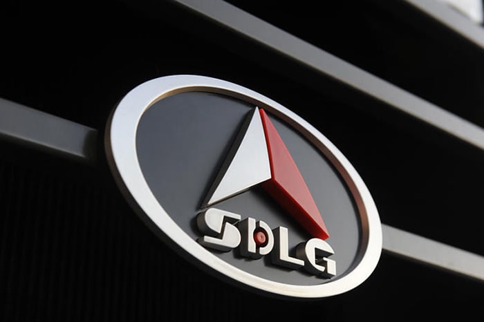 Logotipo SDLG en relieve.