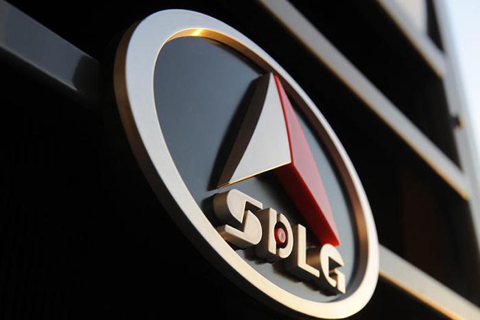 Logotipo SDLG en relieve.