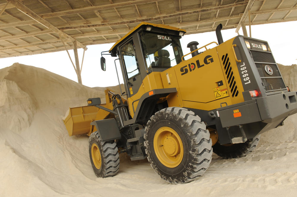 Cargadora de ruedas SDLG modelo LG936L, recogiendo arena de un vertedero de arena.