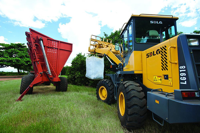 Cargadora de ruedas SDLG LG918 cosechando en un campo