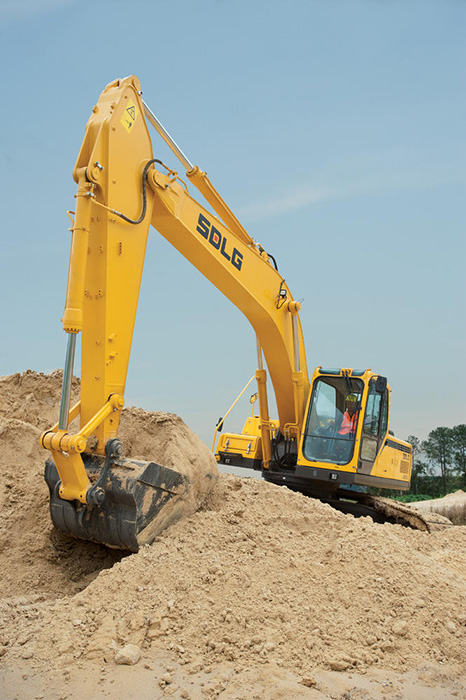 Excavadora SDLG, quitando arena de un montículo.