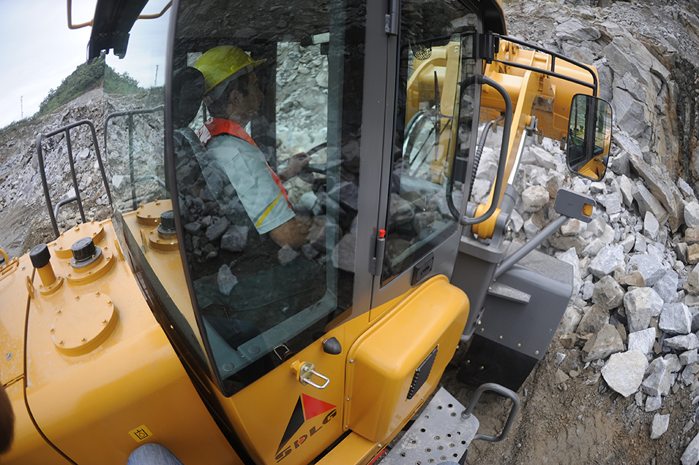 Máquina SDLG en funcionamiento em una cantera