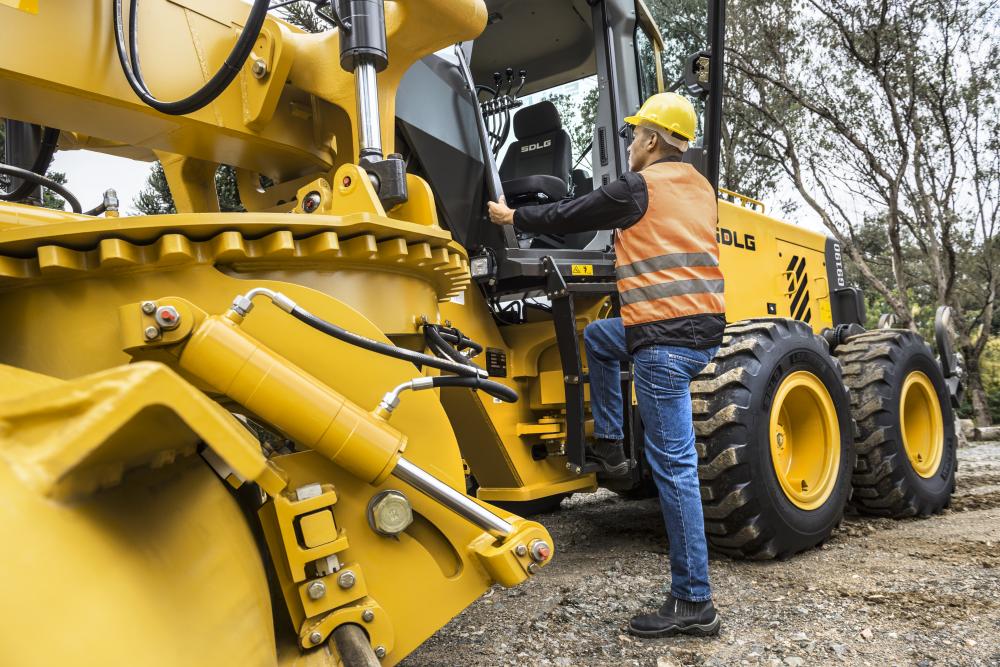 Un trabajador revisa la motoniveladora modelo G9190