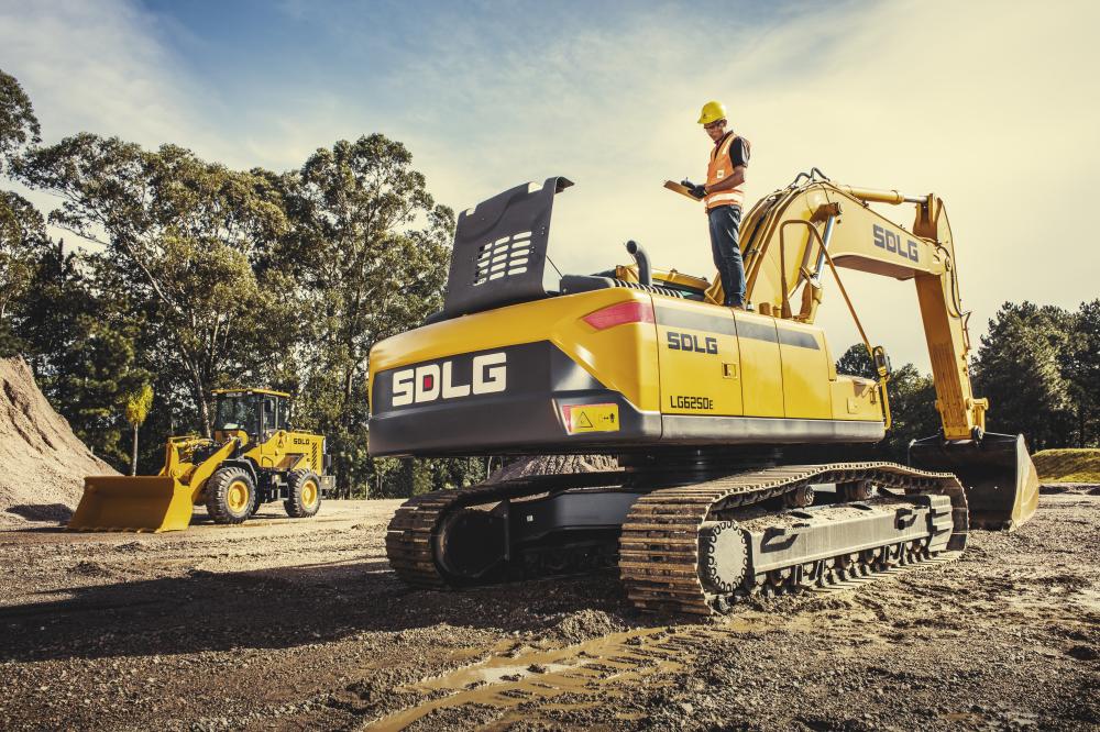 Imagen excavadora SDLG modelo LG6250E siendo analizada por um trabajador