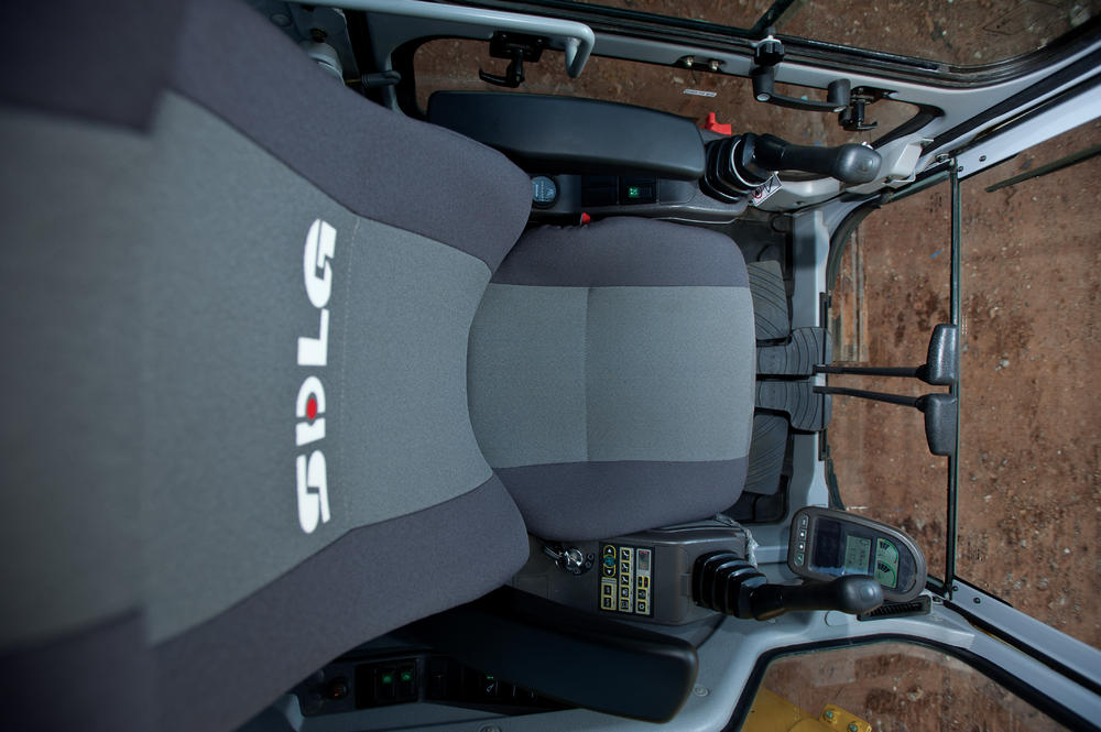 Asiento de una máquina SDLG, se pueden ver los pedales y manijas que controlan la máquina.