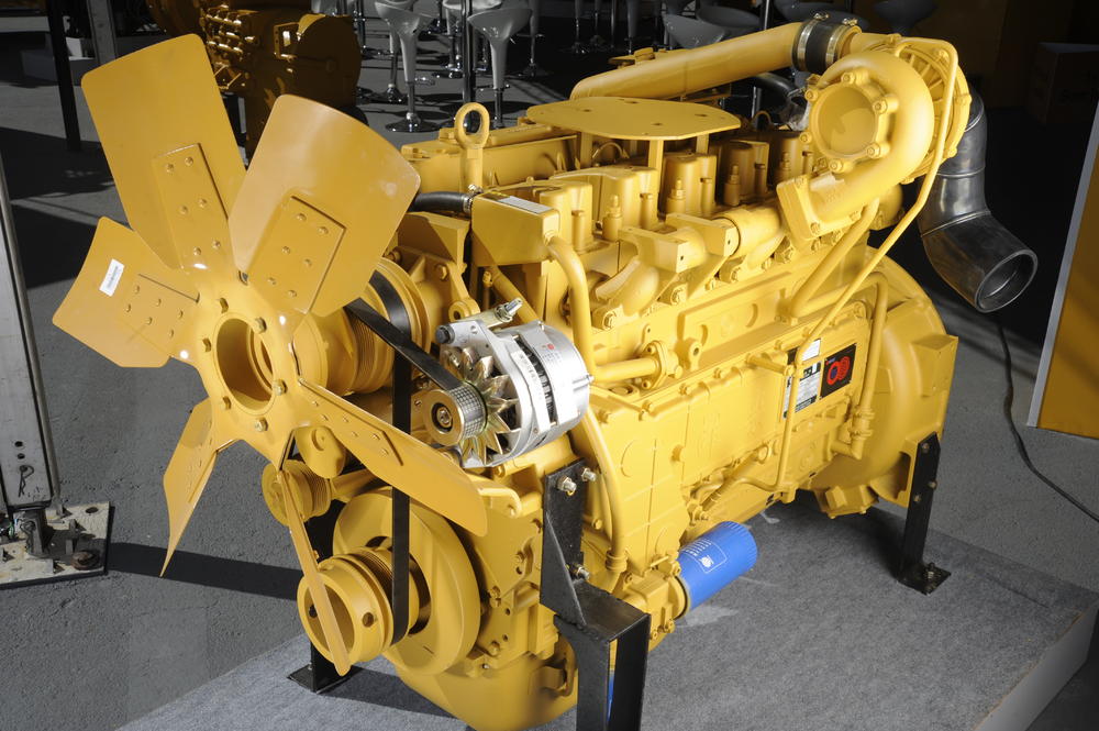 Motor amarillo para maquinaria pesada SDLG, acoplado a un soporte para una mejor visualización. Motor amarillo SDLG.