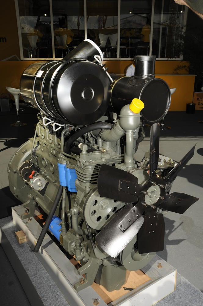 Motor de una máquina pesada atrapado en un soporte fuera de la máquina para una mejor visualización.