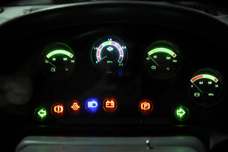 Panel de control de una máquina pesada con luces encendidas