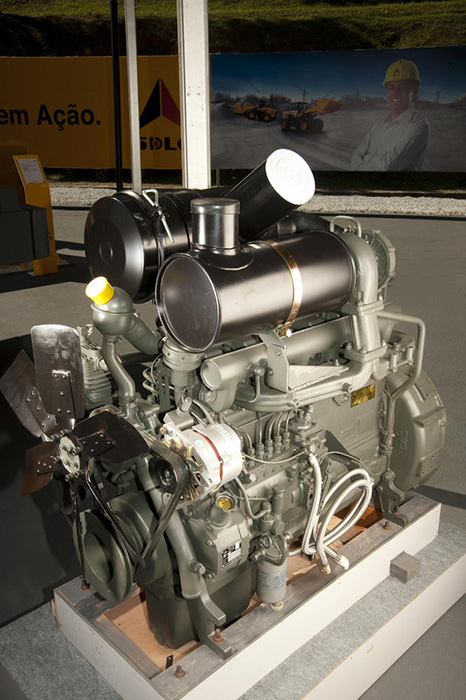 Motor para maquinaria pesada SDLG, acoplado a un soporte para una mejor visualización.