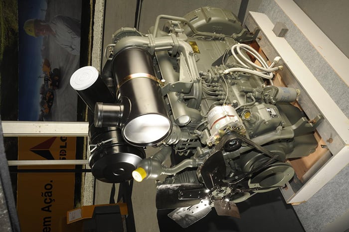 Motor para maquinaria pesada SDLG, acoplado a un soporte para una mejor visualización.