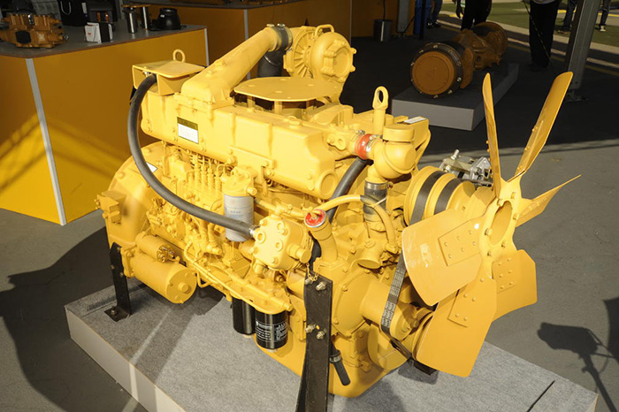 Motor de una máquina pesada atrapado en un soporte fuera de la máquina para una mejor visualización. Motor en amarillo.