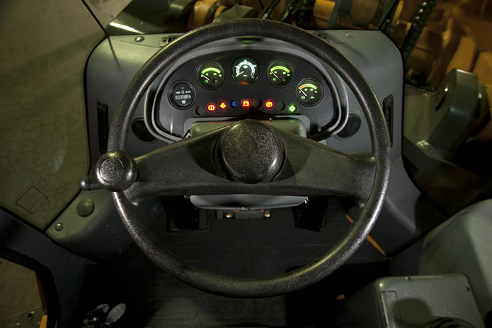 Imagen del tablero y volante de una máquina SDLG