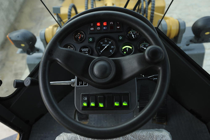 Panel y volante de una máquina SDLG em negro