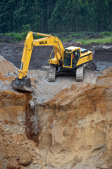 Excavadora SDLG, al borde de un barranco.