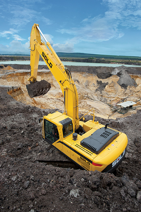 Excavadora SDLG, excavando tierra en terreno irregular.