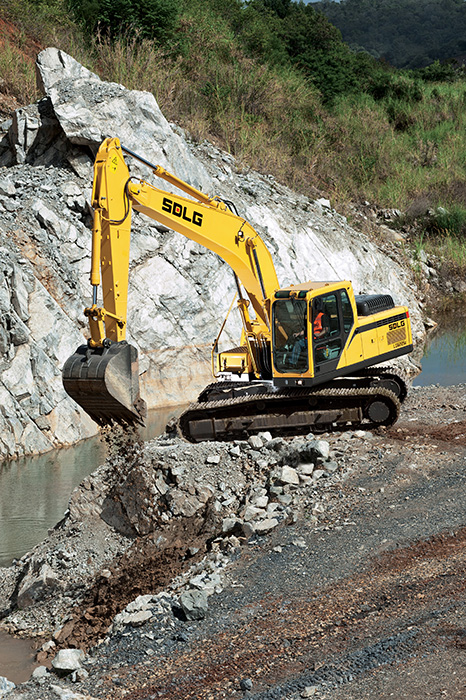 Excavadora SDLG, quitando piedras en la orilla de un río.