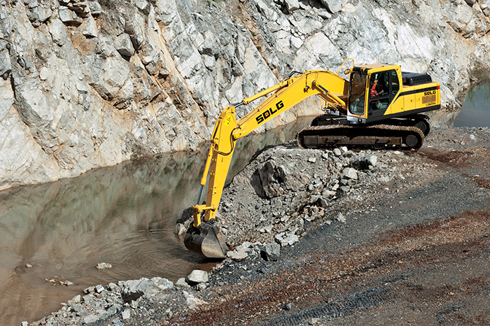 Excavadora SDLG, al borde de un río.