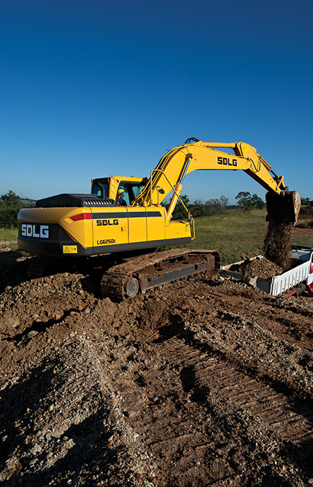 Excavadora SDLG llenando la cubeta de un camión.