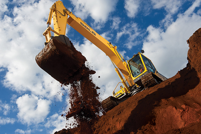 Excavadora SDLG al borde de un barranco