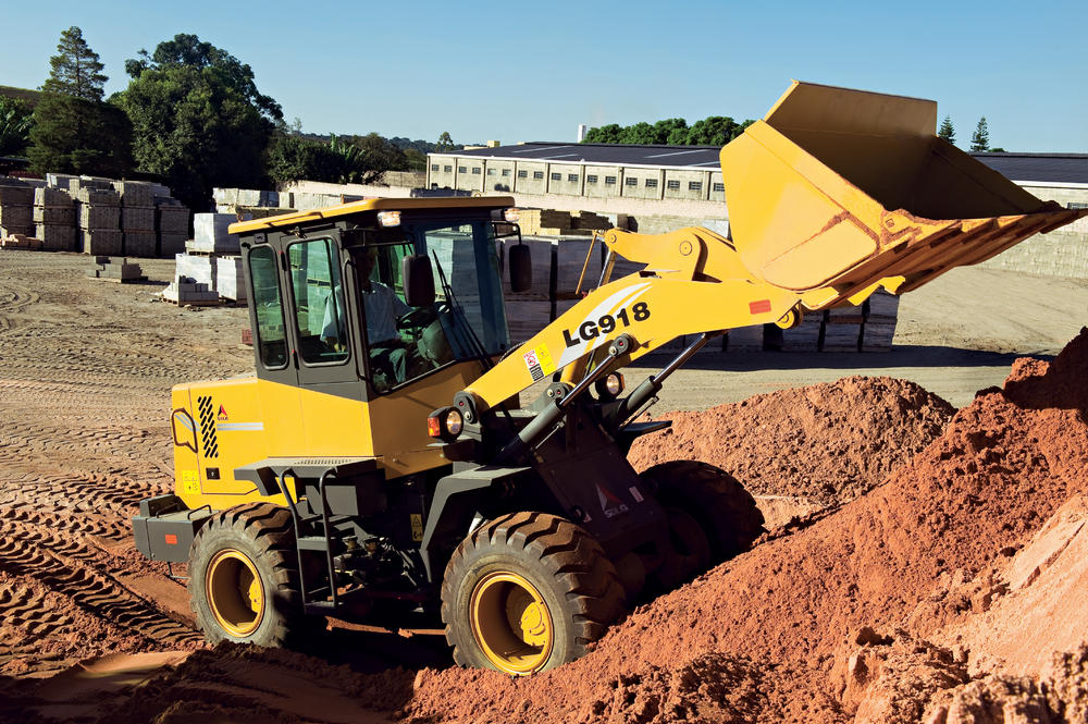 Cargador SDLG modelo LG918, vacío con el brazo de la máquina levantado, frente a un montículo de tierra.