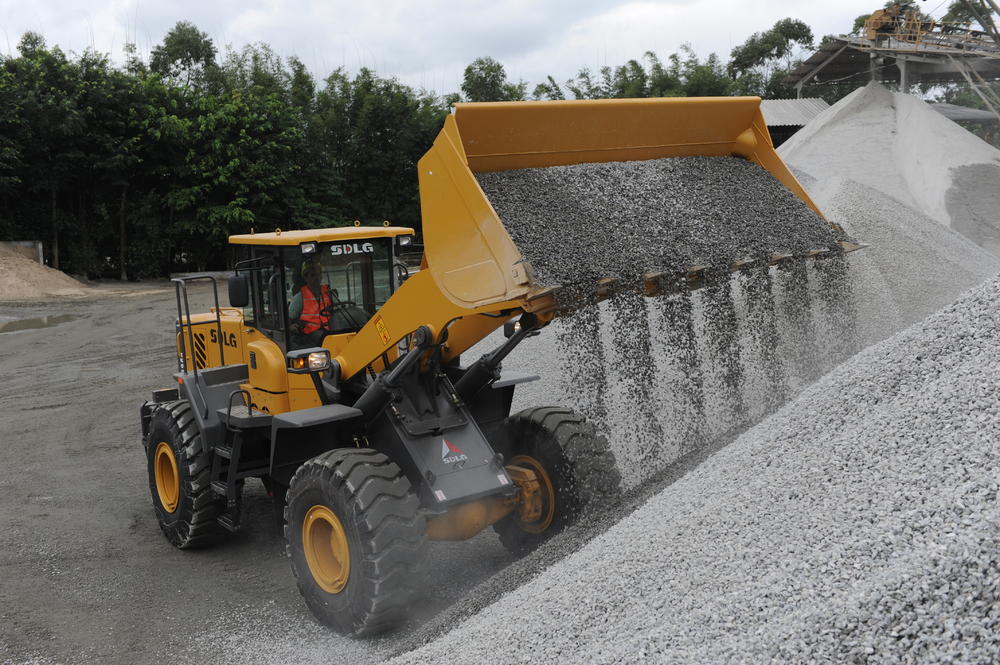 Cargador SDLG, tirando piedras en un montón de piedras.