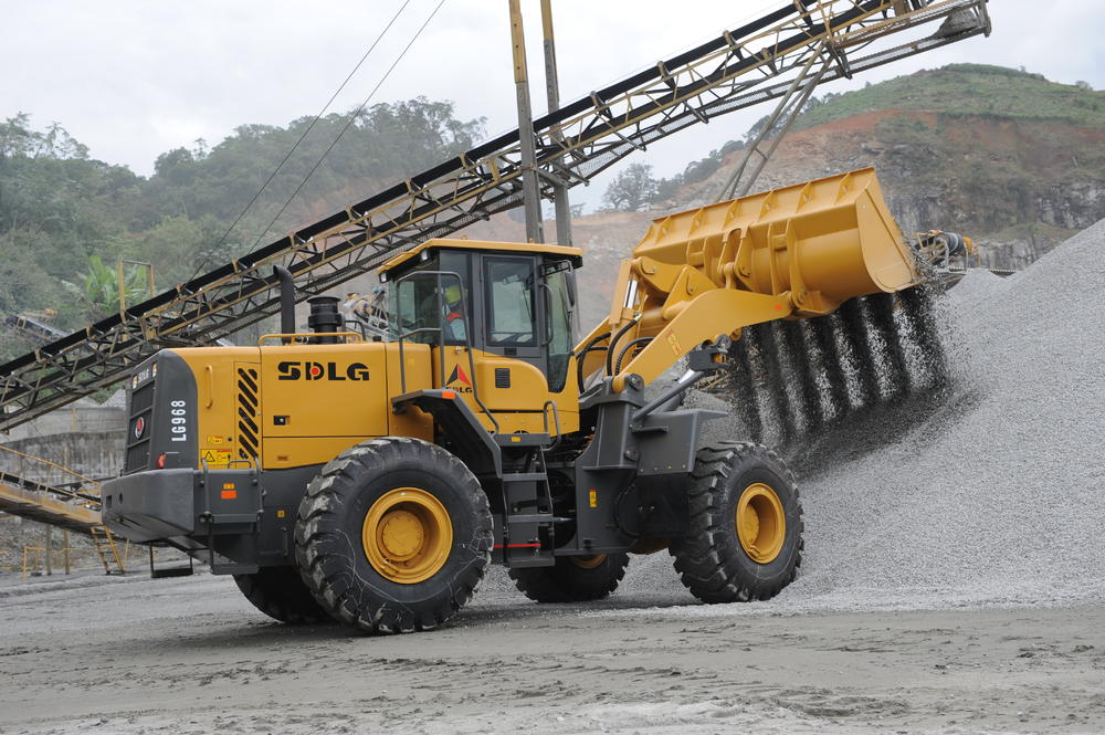 Cargadora de ruedas modelo LG 968 SDLG, arrojando rocas en un montón de rocas.