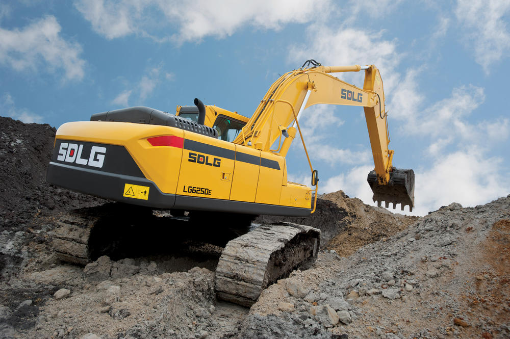 Excavadora modelo LG6250e sobre un montículo de tierra.