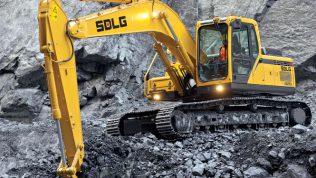 Excavadora SDLG excavando en una cantera.