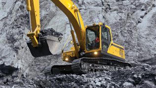 Excavadora SDLG excavando en una cantera.