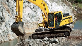 Excavadora SDLG, quitando piedras en la orilla de un río.