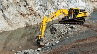 Excavadora SDLG, al borde de un río.