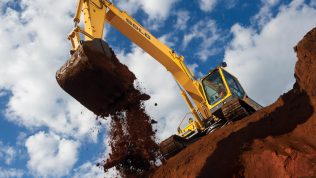 Excavadora SDLG al borde de un barranco