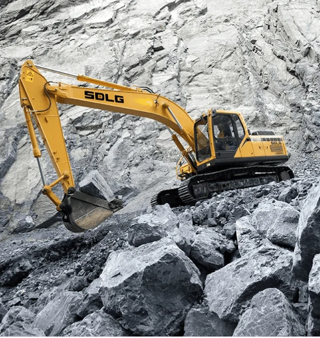 Excavadora SDLG en una cantera, al fondo, una pared de rocas.