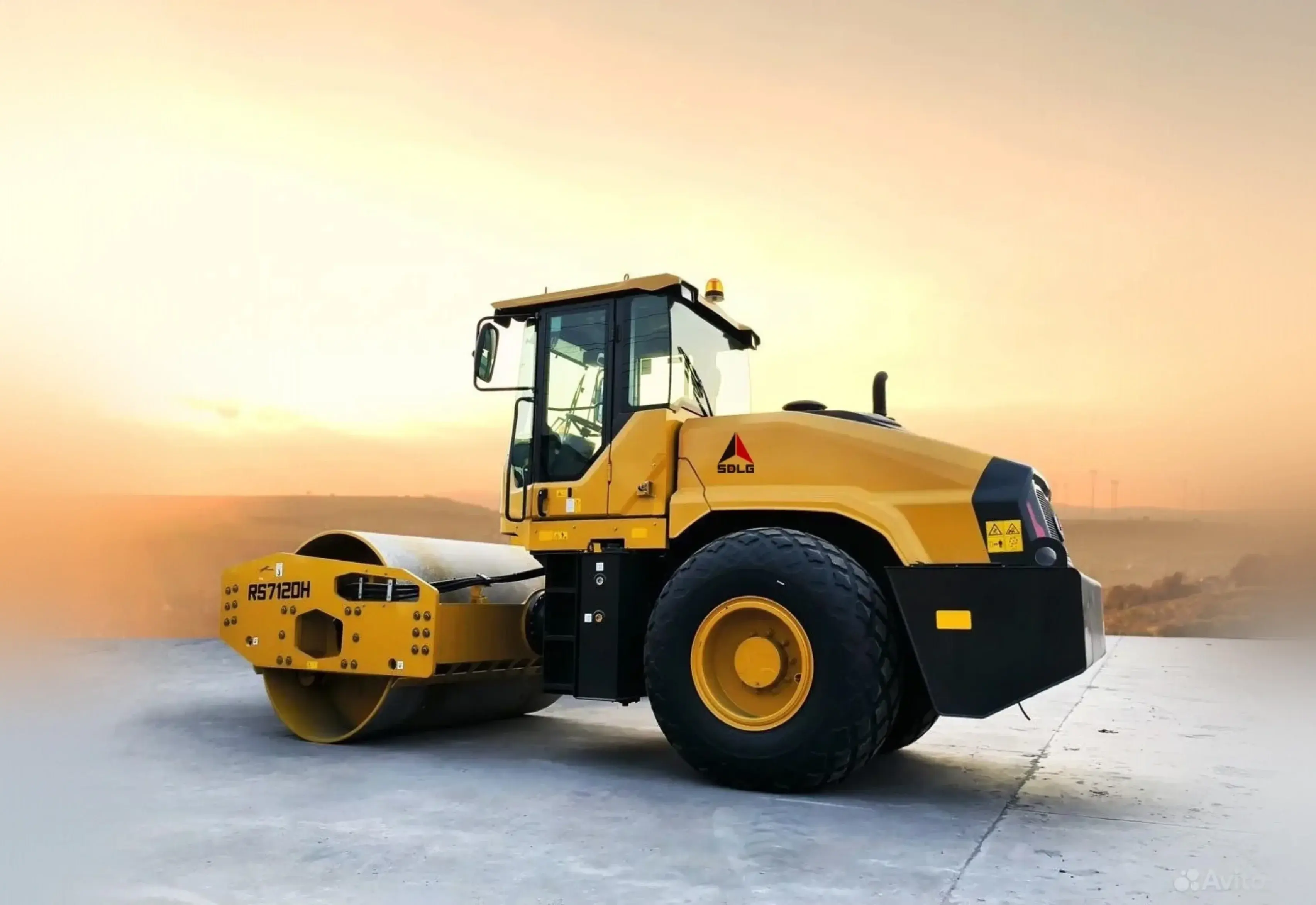 rolo compactador sdlg em operação