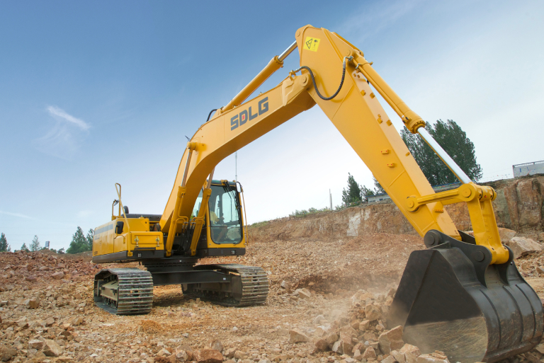 Excavadora SDLG E6225F trabajando em cantera