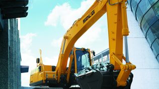 Escavadeira LG6150E recolhendo pedras