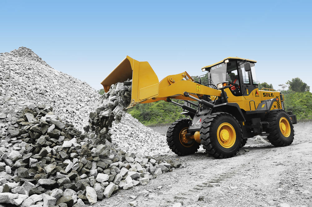 Cargador SDLG, descargando piedras en un montón de piedras.