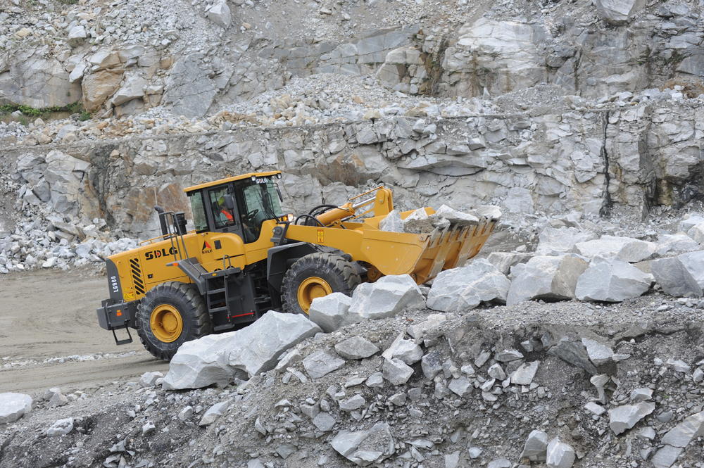 Cargador SDLG modelo LG968, cargando rocas en una cantera.