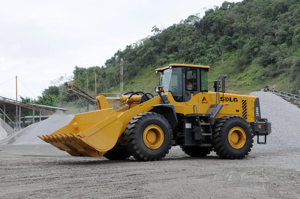 Cargadora SDLG modelo LG968, en un depósito de rocas.